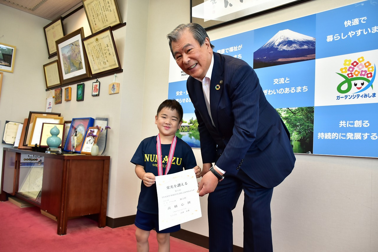 豊岡市長とレスリング髙橋心技選手