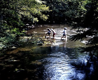 瀬で遊ぶ子供