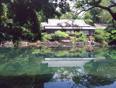 楽寿園　満水の楽寿館