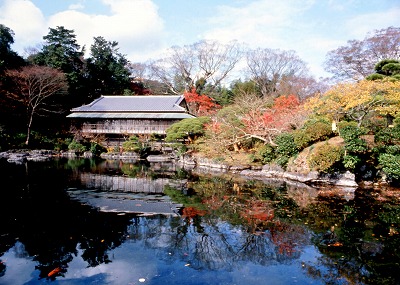 楽寿園　紅葉と楽寿館