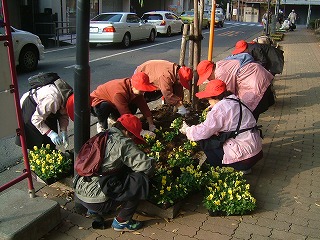 「花の会の花壇作業」