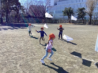 写真：北小学校の校庭で凧揚げ