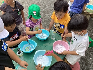 写真：泡クリーム作り