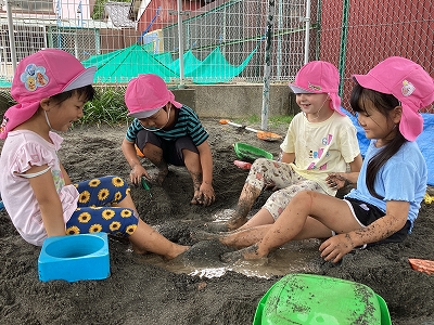 写真：泥んこ遊び