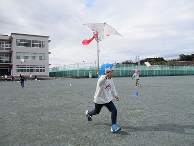 写真：南高校のグラウンドで凧あげ