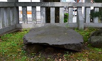 ベッドのような大石（間眠神社）