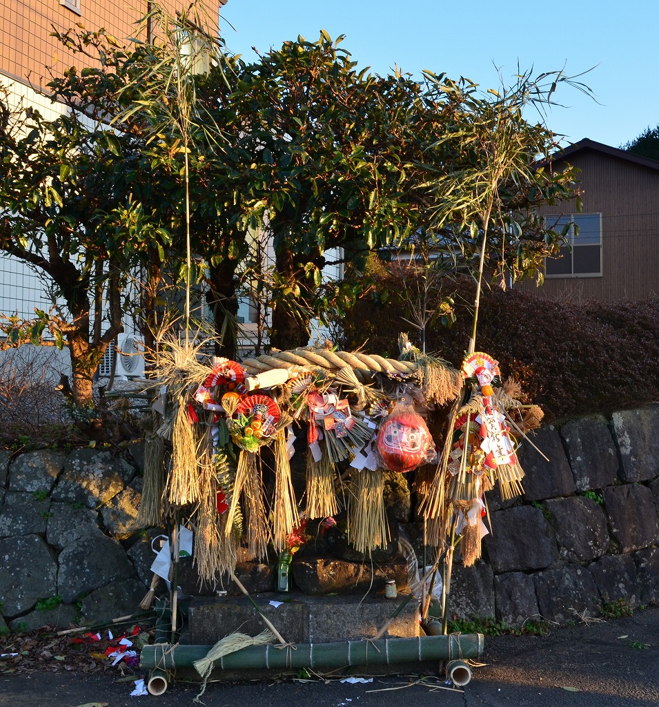 正月飾りで飾られた道祖神