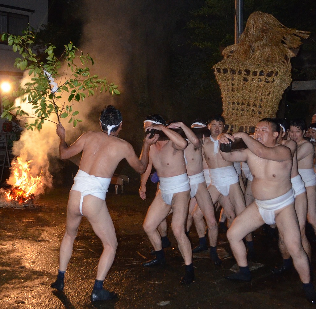 神輿を担ぐふんどし姿の男たち